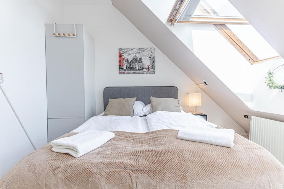 Bed, Bedroom, internet, towels