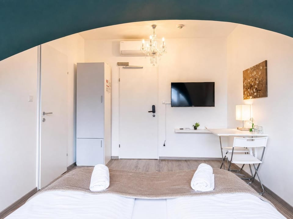Bed, TV and multimedia, Seating area, Dining area, Bedroom