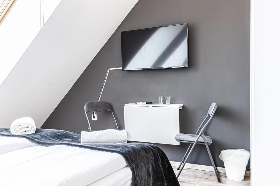 Bed, TV and multimedia, Bedroom