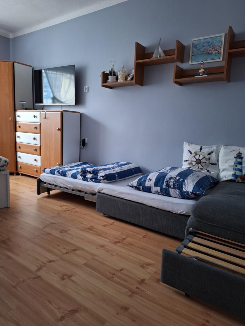 Bed, TV and multimedia, Photo of the whole room, wardrobe