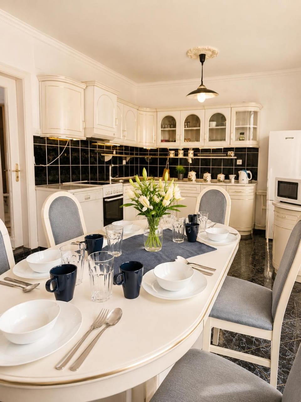 Kitchen or kitchenette, Seating area, Dining area, oven, pet friendly, stove