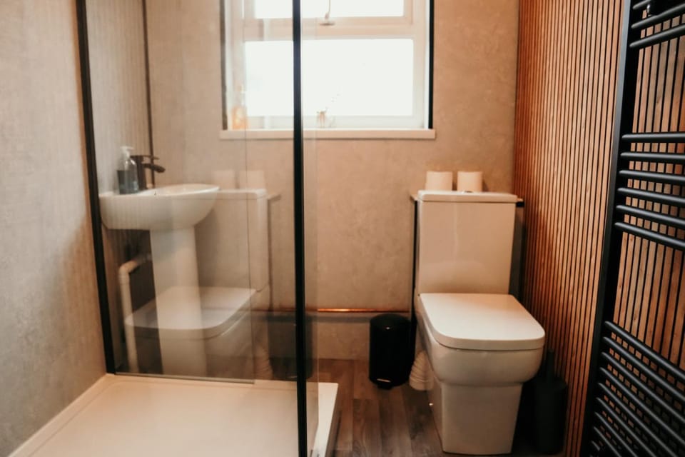 Shower, Toilet, Bathroom, Decorative detail, towels