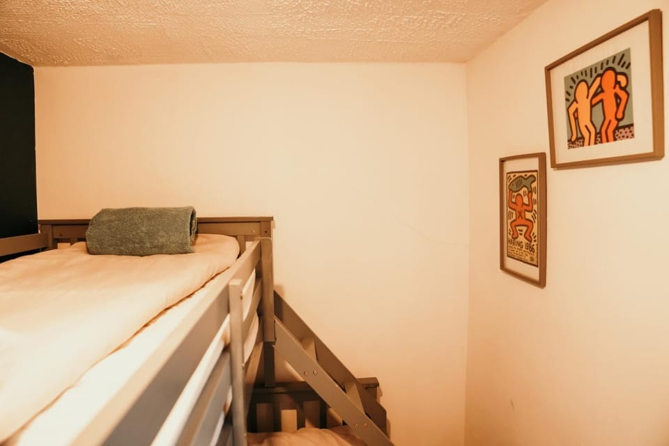 Decorative detail, bunk bed, towels