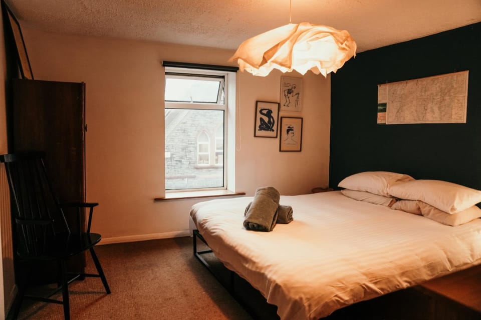 Bed, View (from property/room), Decorative detail, Bedroom, towels
