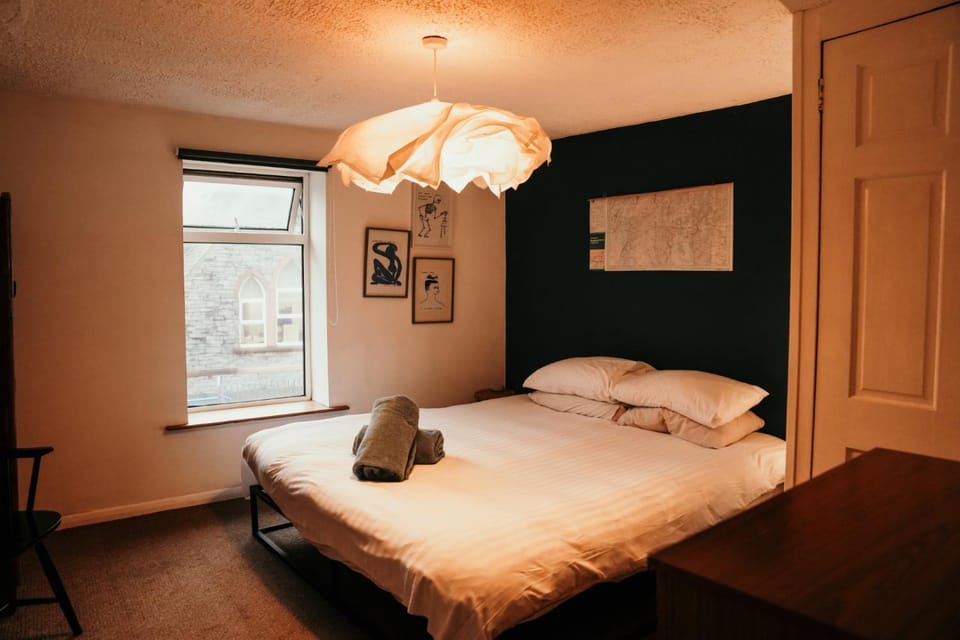 Bed, View (from property/room), Photo of the whole room, Decorative detail, Bedroom, towels