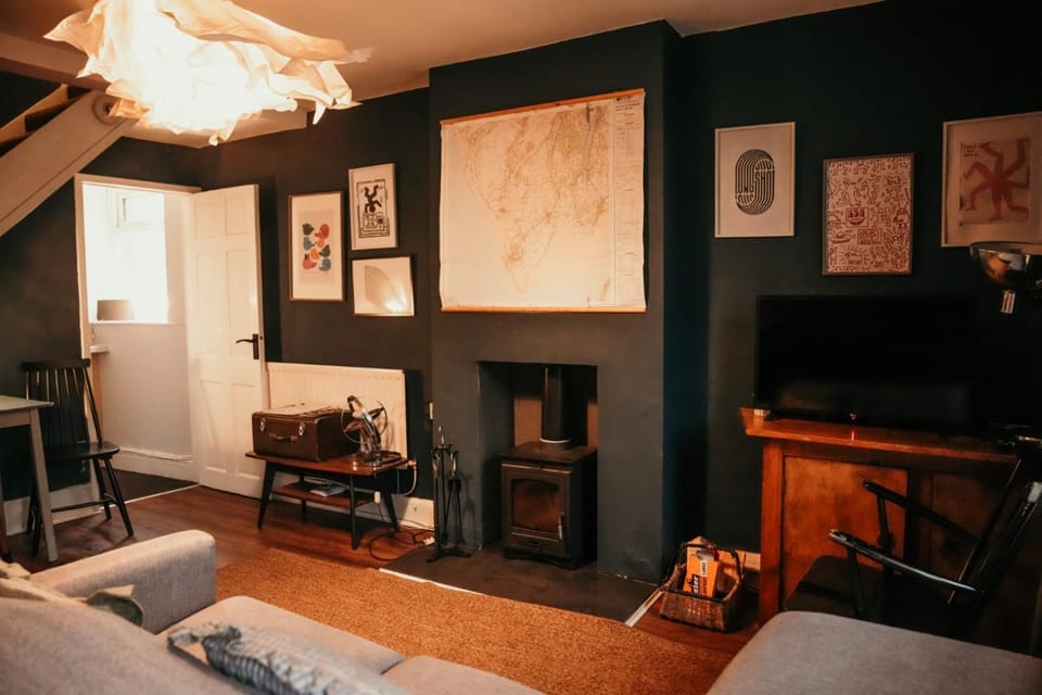 TV and multimedia, Living room, Decorative detail, Seating area, fireplace