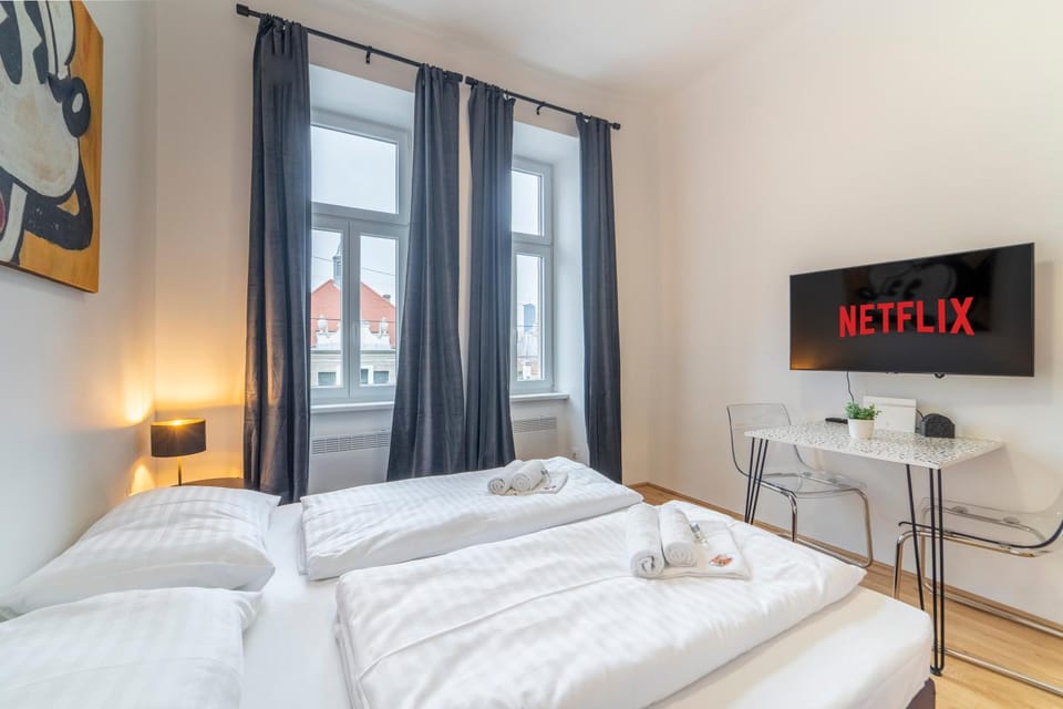 Bed, TV and multimedia, Photo of the whole room, Bedroom
