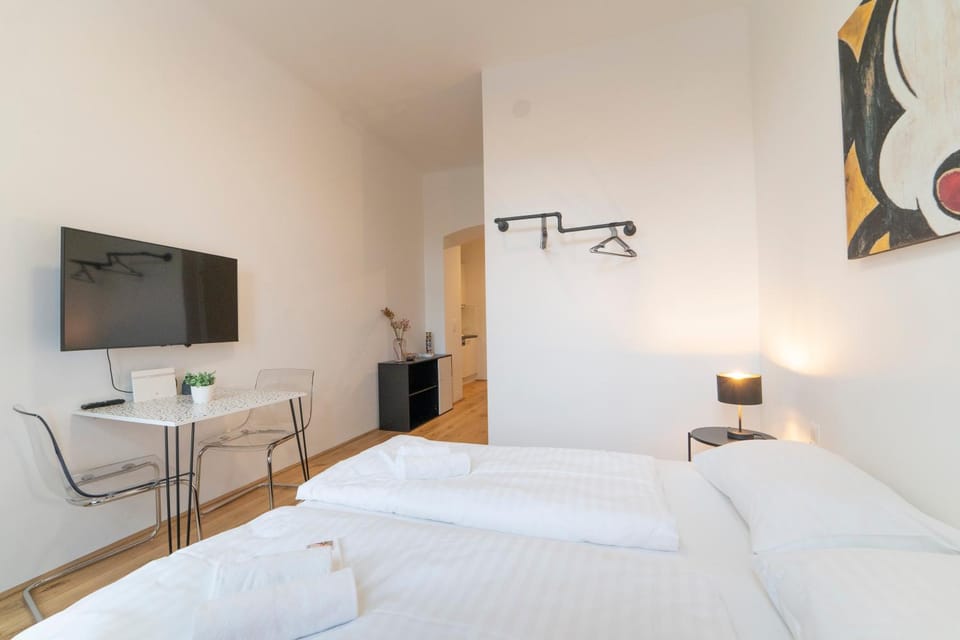 Bed, TV and multimedia, Photo of the whole room, Bedroom