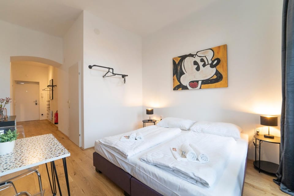 Bed, Photo of the whole room, Dining area, Bedroom, towels
