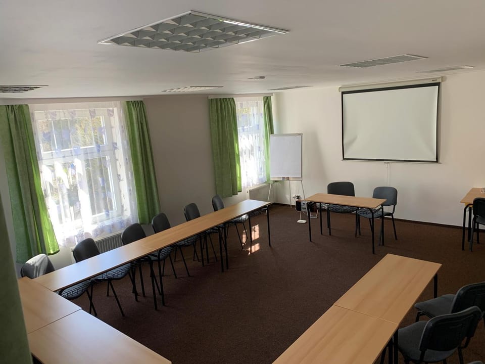 Seating area, Meeting/conference room, group of guests