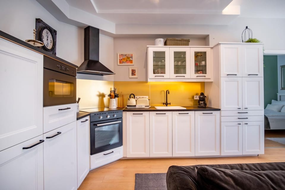 Kitchen or kitchenette, dishwasher, minibar, stove