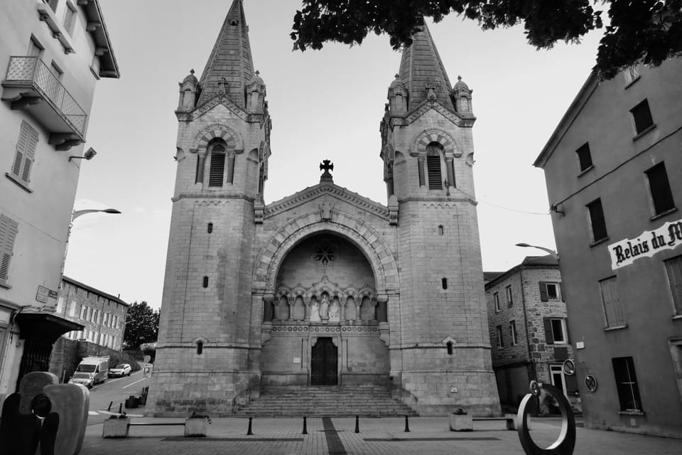 Nearby landmark, Location