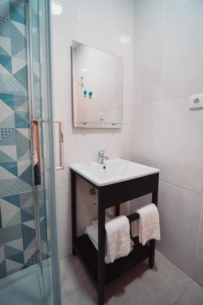 Shower, Bathroom, towels