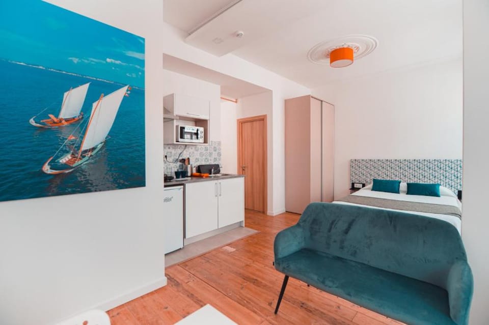 Kitchen or kitchenette, Living room, minibar