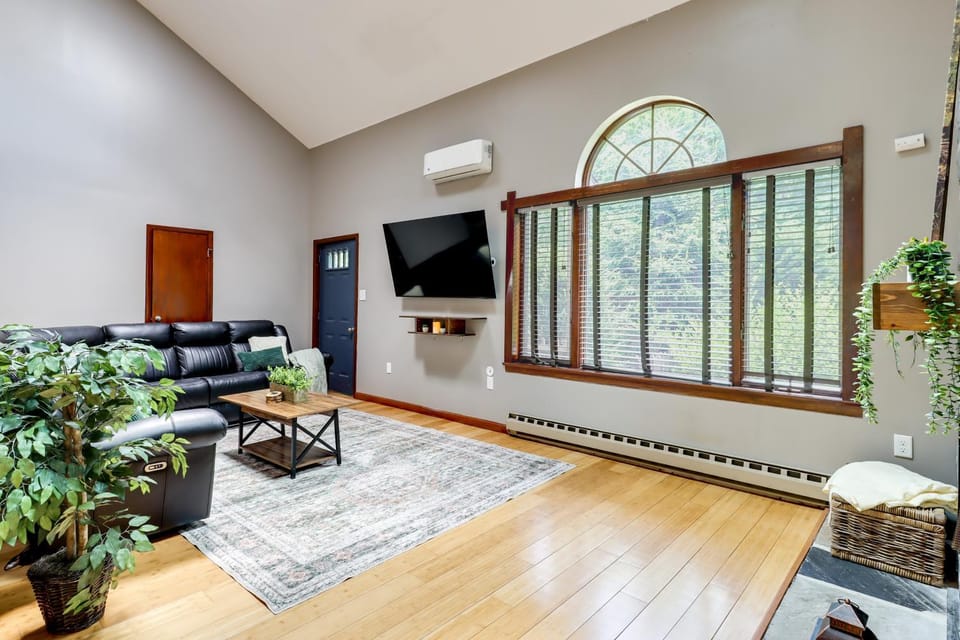Lake Access & Private Hot Tub at Poconos Home! House in Kidder Township
