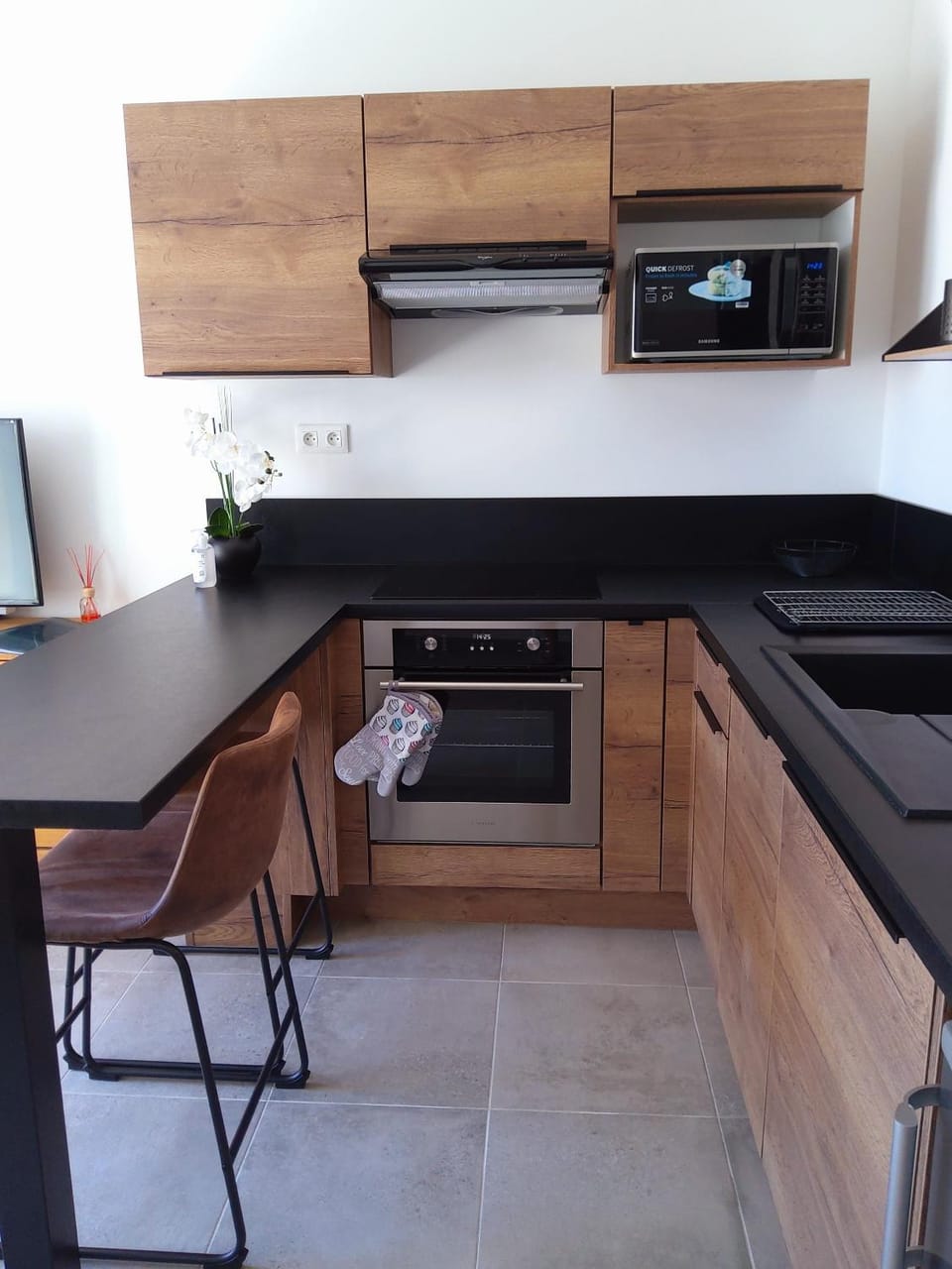 Kitchen or kitchenette, Dining area, dishwasher, microwave, oven, stove, toaster