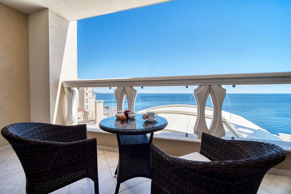 Natural landscape, View (from property/room), Balcony/Terrace, Seating area, Sea view