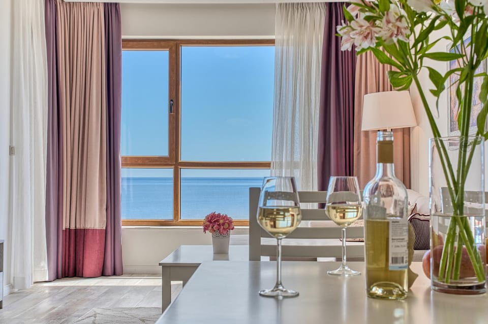 View (from property/room), Dining area, Sea view