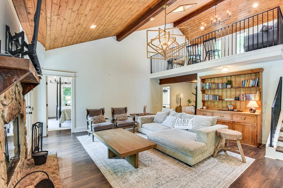 The Ultimate Luxury Retreat on Lake Burton! House in Georgia