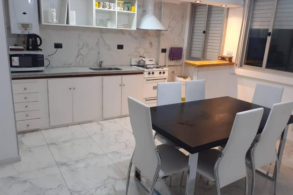 Kitchen or kitchenette, Dining area, minibar, pet friendly