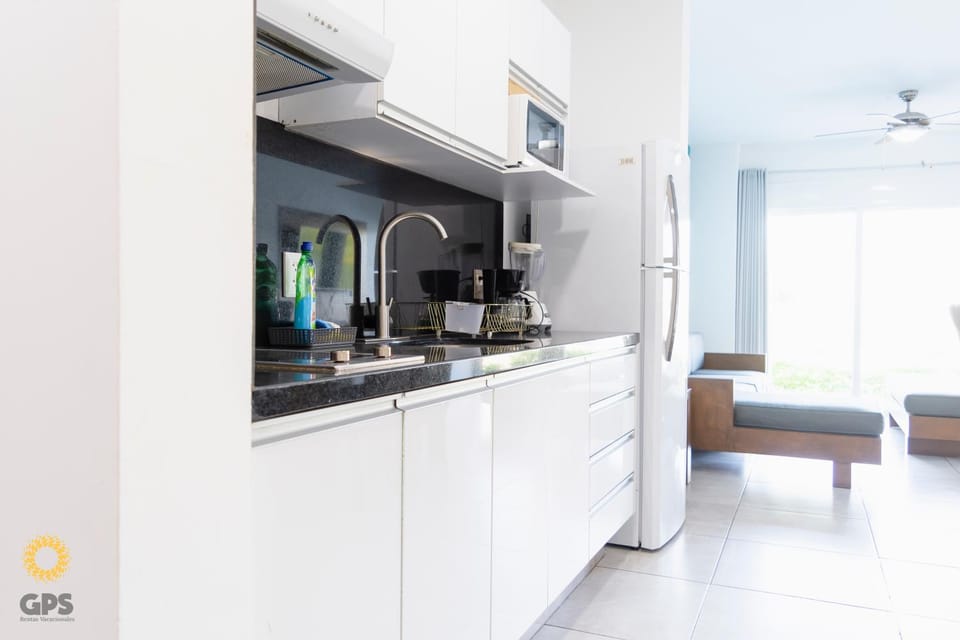 Kitchen or kitchenette, fireplace, minibar, stove