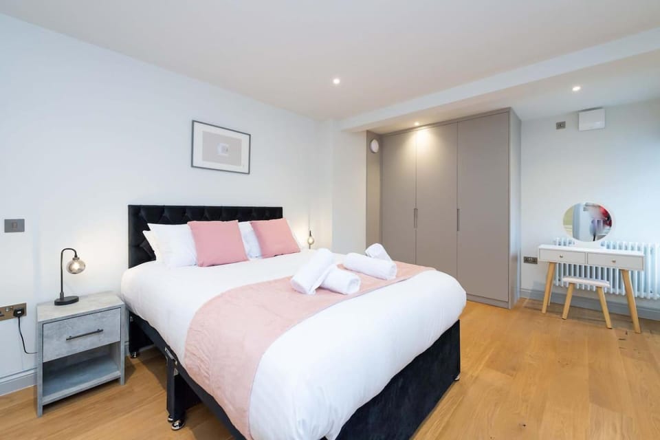 Spacious 2 Bed Apt with Parking - 5 Min to Centre Apartment in Shrewsbury
