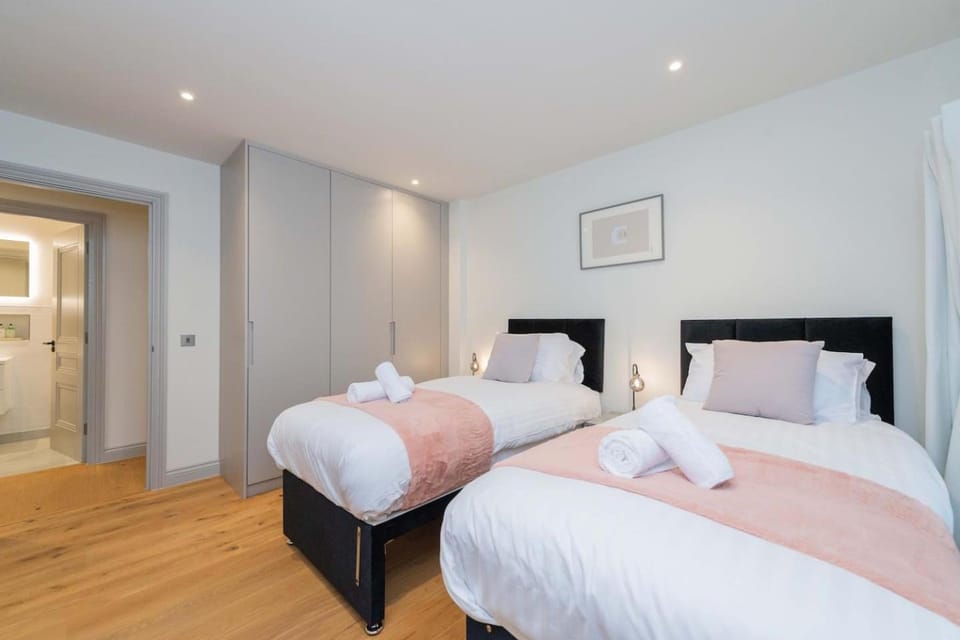 Spacious 2 Bed Apt with Parking - 5 Min to Centre Apartment in Shrewsbury