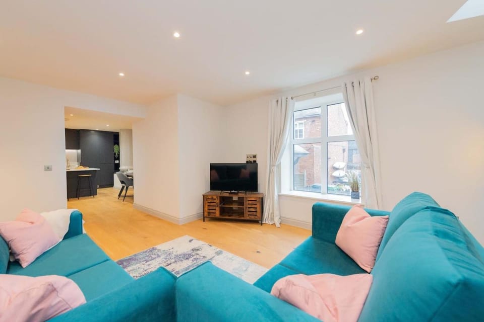 Spacious 2 Bed Apt with Parking - 5 Min to Centre Apartment in Shrewsbury