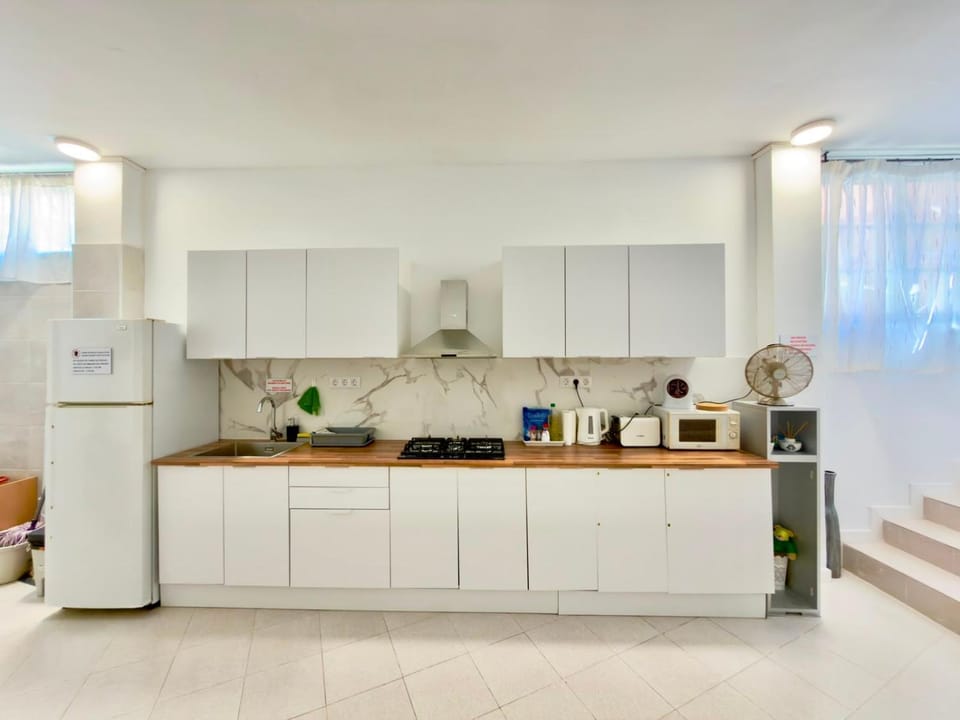 Alquiler de Habitación privada con las areas de sala, cocina y baño que se comparten cerca al Mar! Vacation rental in Canary Islands
