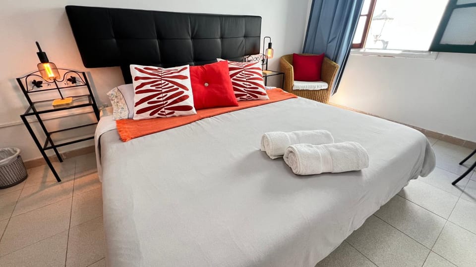 Photo of the whole room, Bedroom, towels