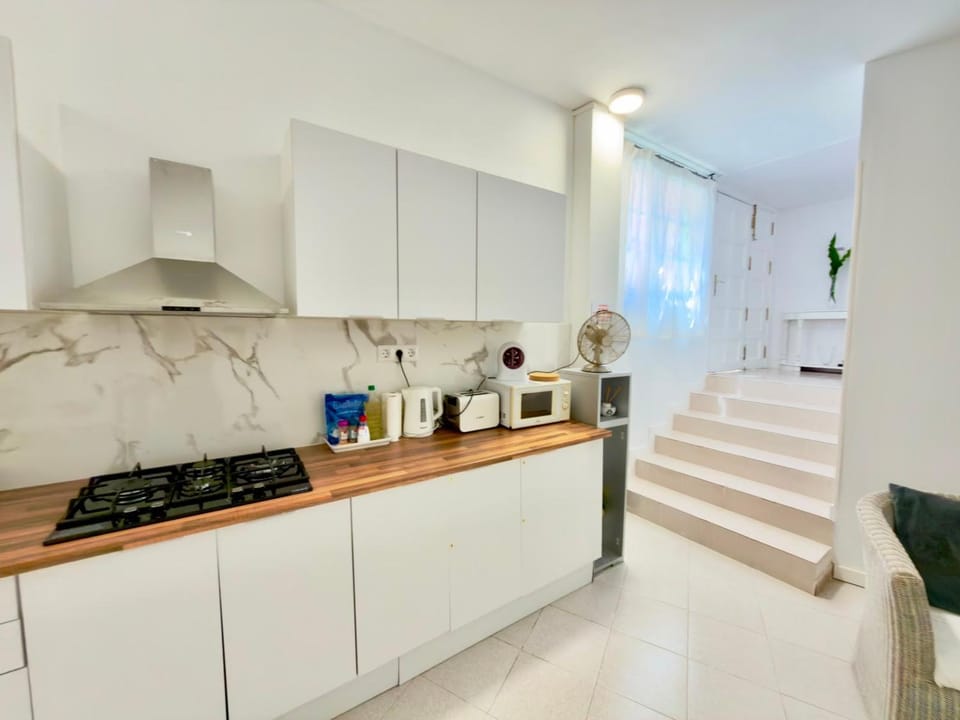 Alquiler de Habitación privada con las areas de sala, cocina y baño que se comparten cerca al Mar! Vacation rental in Canary Islands