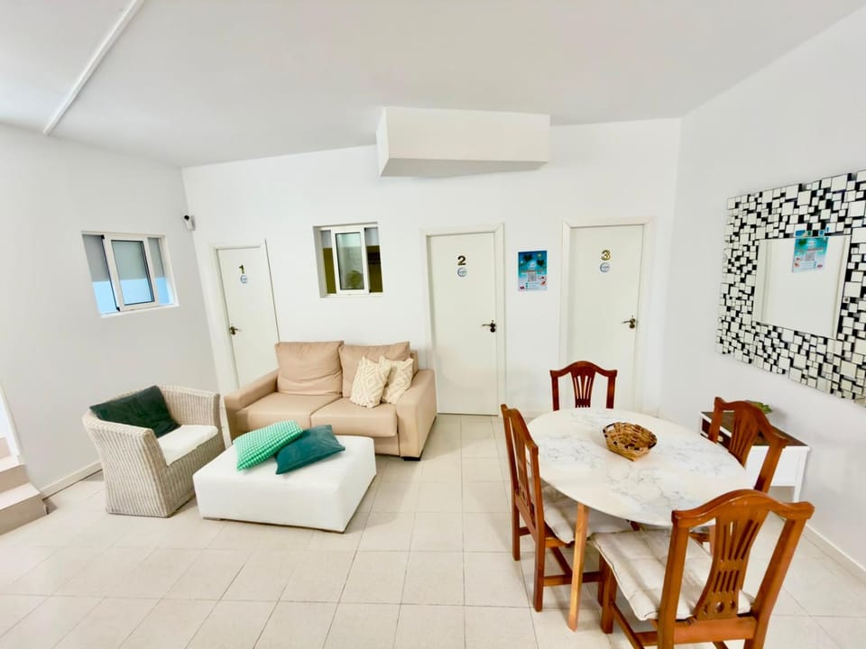 Alquiler de Habitación privada con las areas de sala, cocina y baño que se comparten cerca al Mar! Vacation rental in Canary Islands