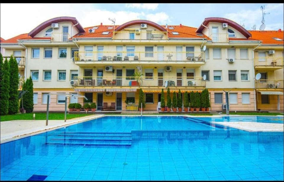 Swimming pool, sunbed