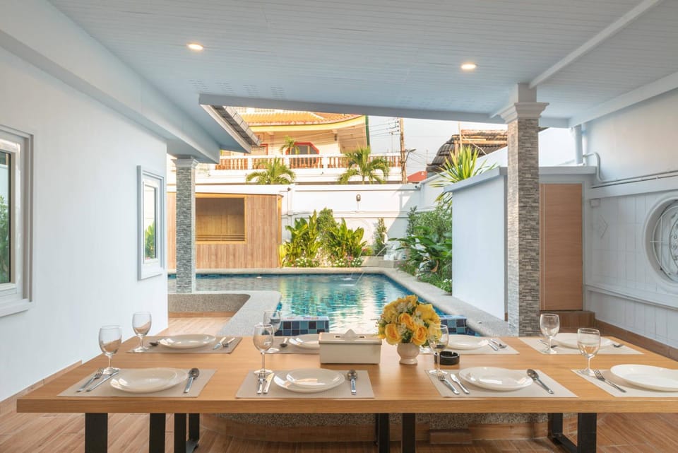 Sabai Pool Villa 12-15 Persons 6BR, Sauna, Pool table, Karaoke, BBQ Villa in Pattaya City
