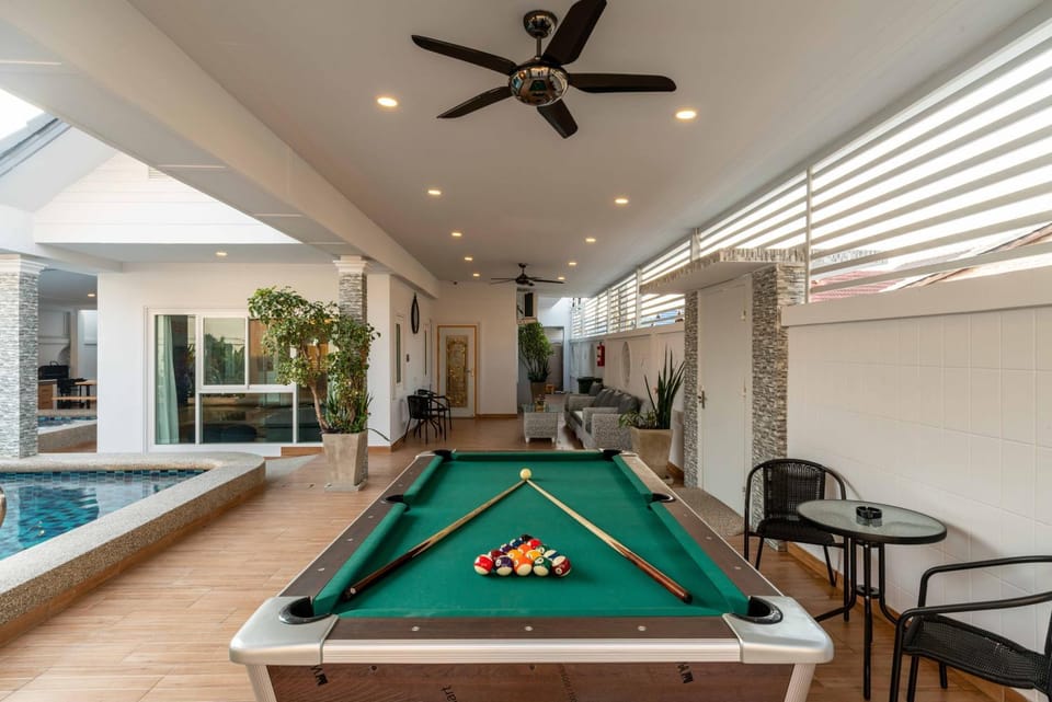 Sabai Pool Villa 12-15 Persons 6BR, Sauna, Pool table, Karaoke, BBQ Villa in Pattaya City