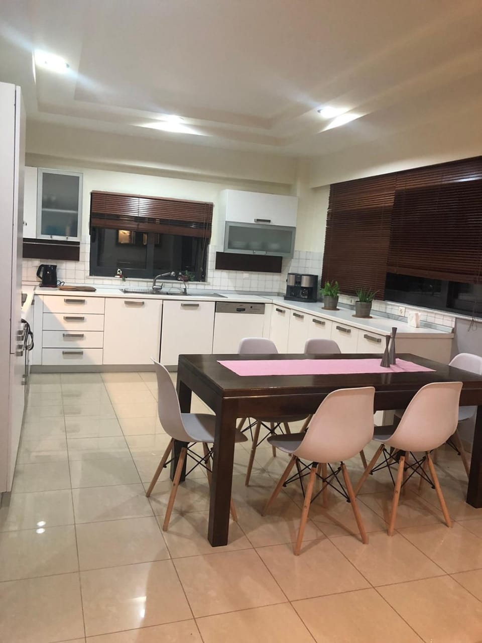 Kitchen or kitchenette, Dining area