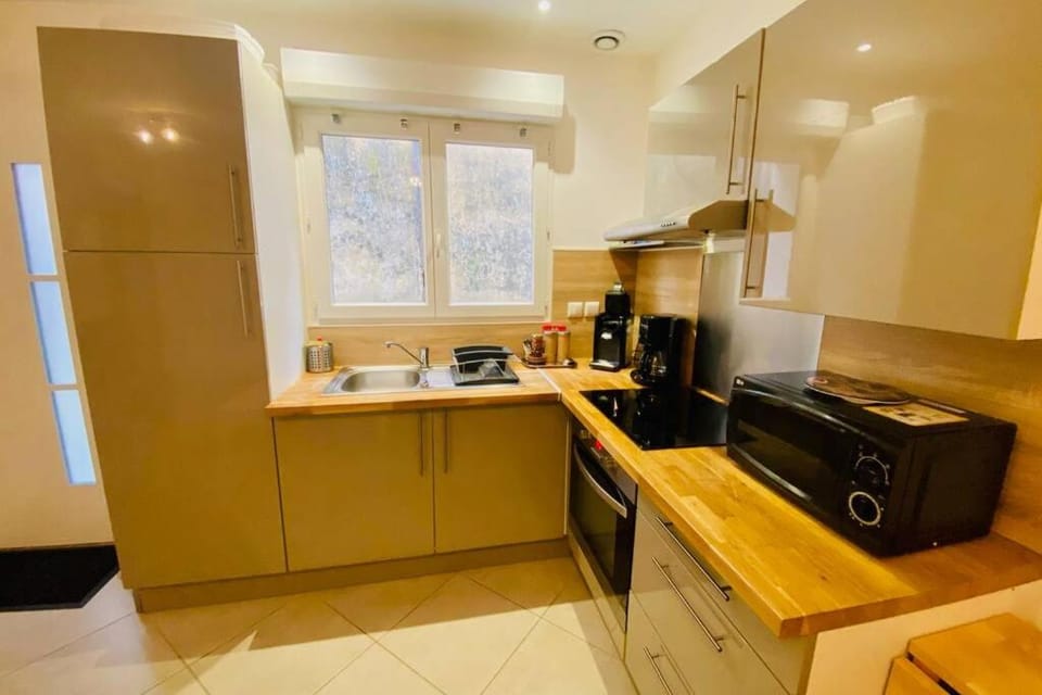 Kitchen or kitchenette, minibar, pet friendly, stove