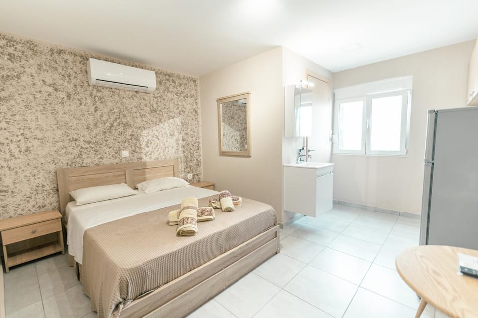 Bed, TV and multimedia, Photo of the whole room, Bedroom, towels, air conditioner