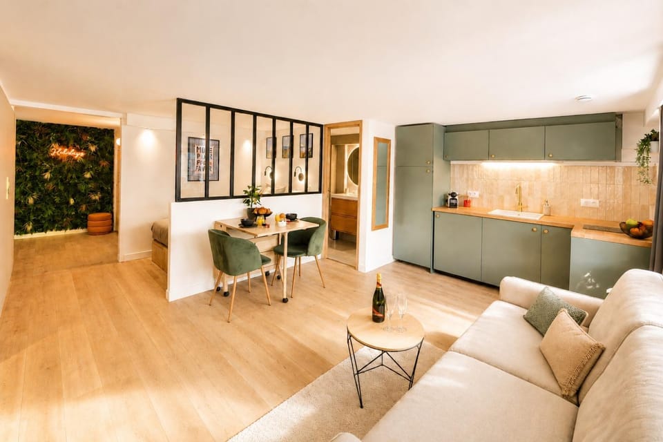 MONACO - MENTON - 4 PERSONS - HYPERCENTER - PARKING - CLIM - FULL RENOVATED - FAST WIFi Apartment in Menton