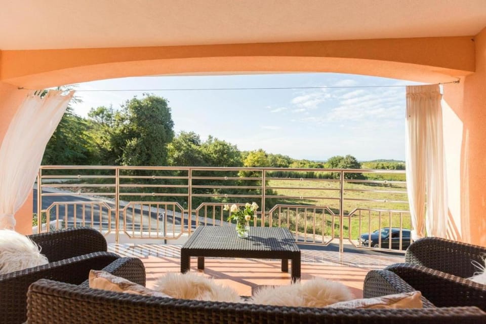 Balcony/Terrace, Seating area, Garden view, Landmark view