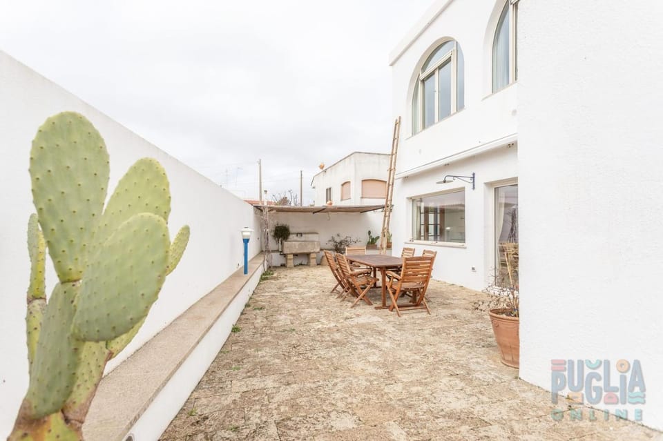 Property building, Patio, Day, Garden, Dining area