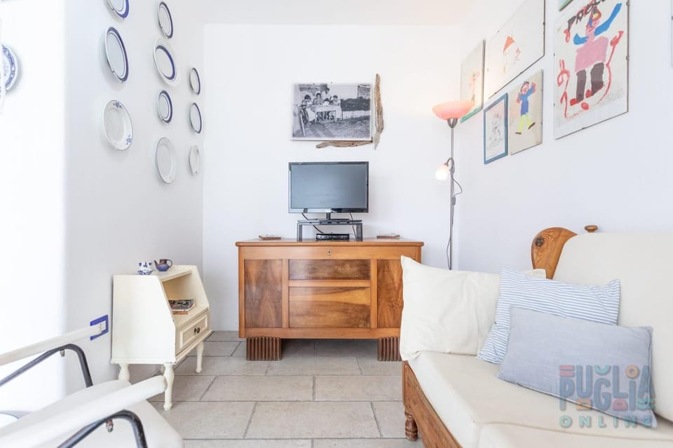 Communal lounge/ TV room, Bed, TV and multimedia, Kitchen or kitchenette, Living room, Photo of the whole room, Seating area, Dining area, Evening entertainment, Bedroom