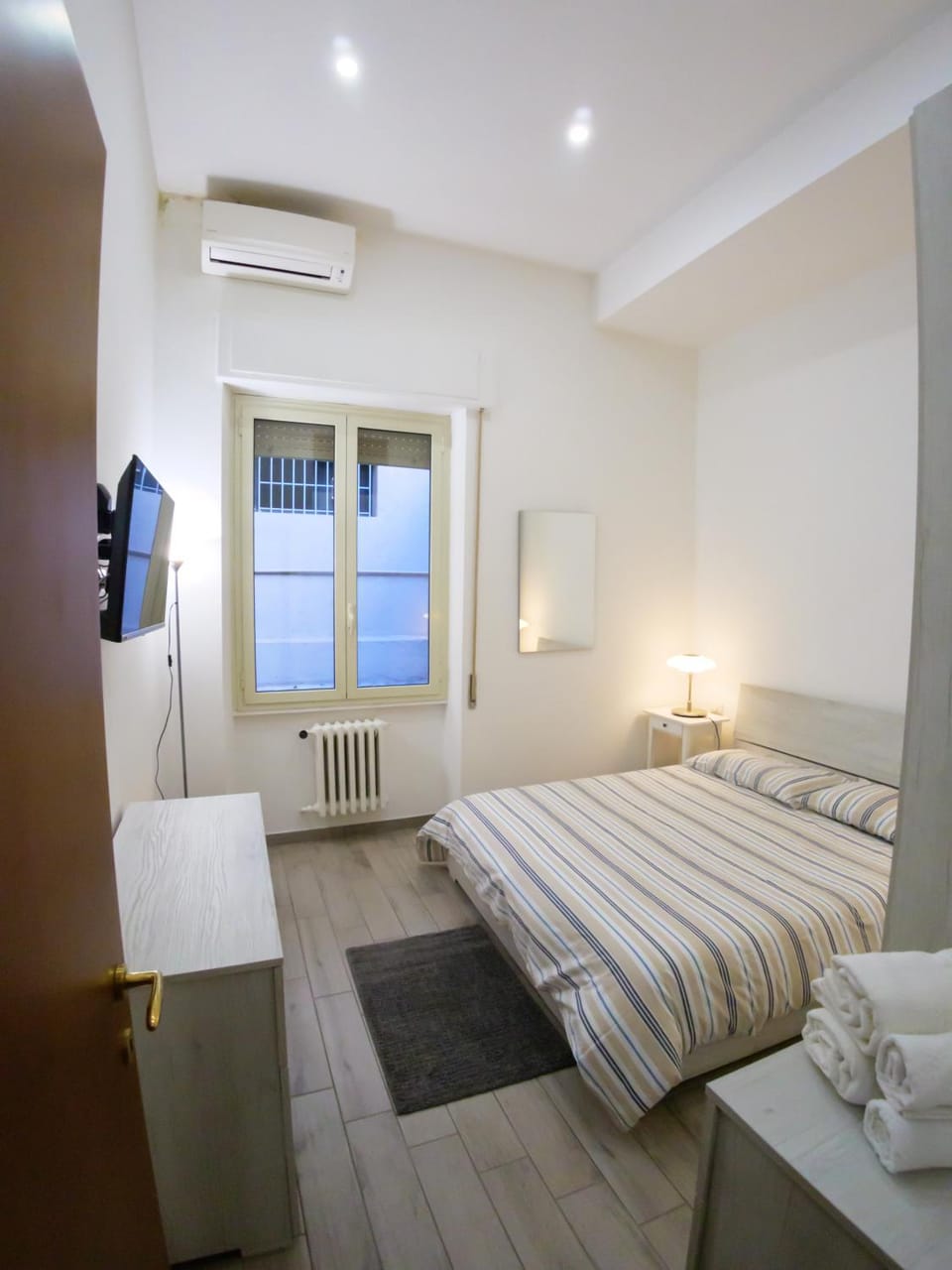 Bed, Photo of the whole room, Bedroom, internet, air conditioner