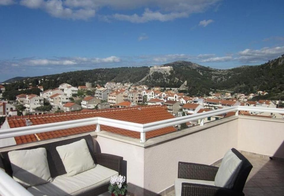 Balcony/Terrace, Seating area, Landmark view