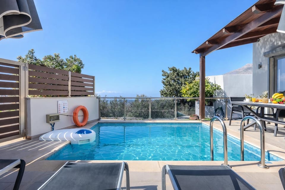 Property building, Day, Balcony/Terrace, Swimming pool