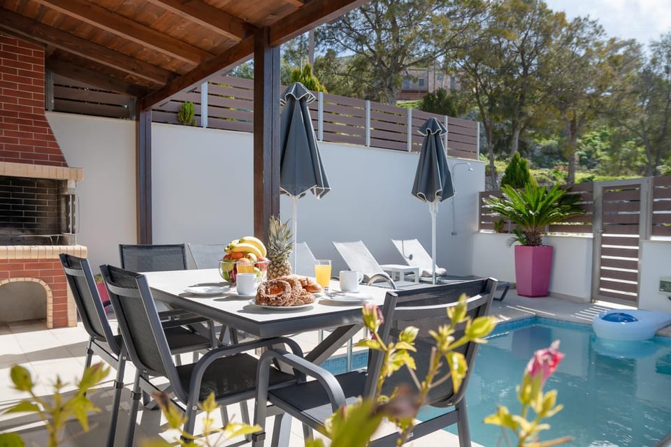 Patio, Day, Balcony/Terrace, Dining area, Swimming pool, sunbed