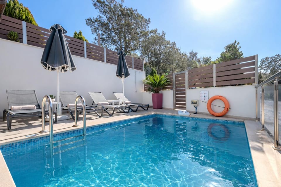 Swimming pool, sunbed