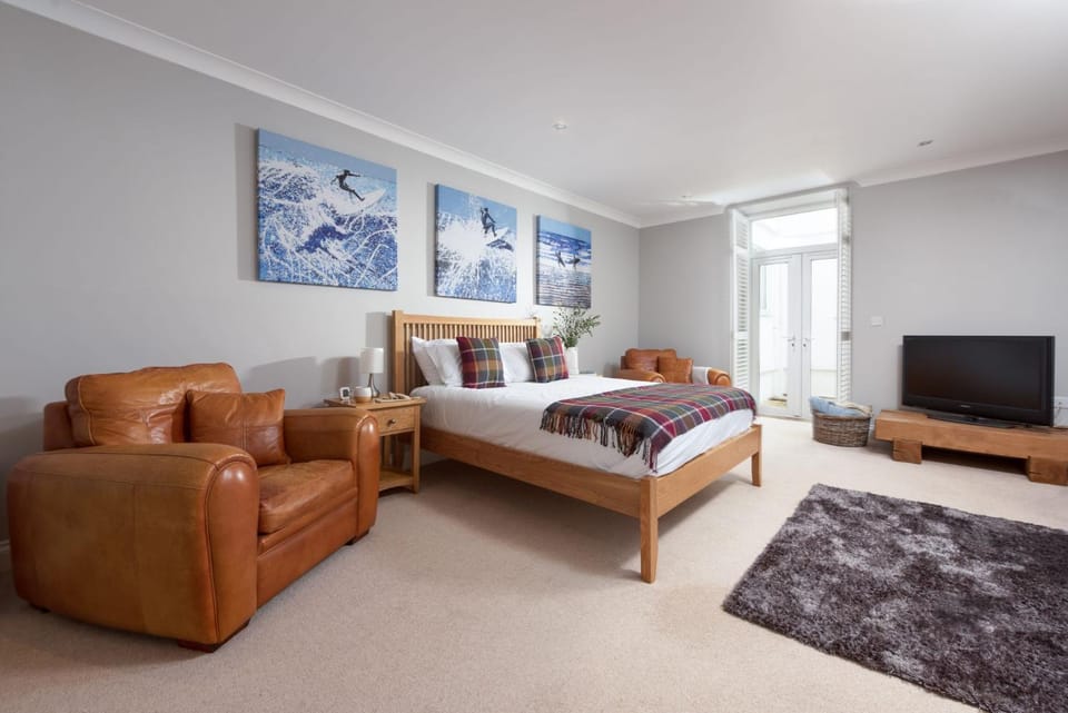 Bed, TV and multimedia, Seating area, Bedroom