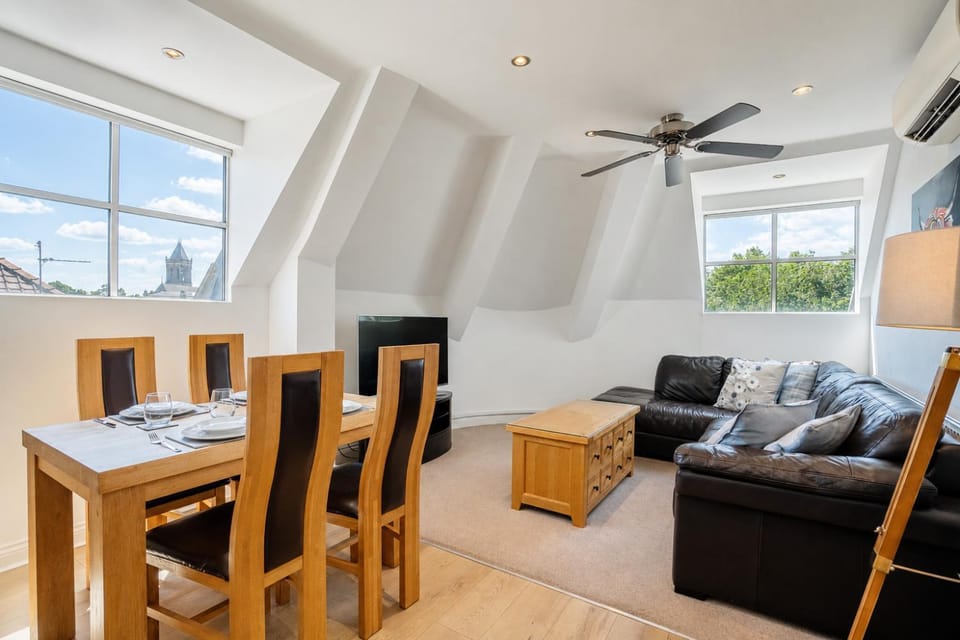 TV and multimedia, Living room, Seating area, Dining area