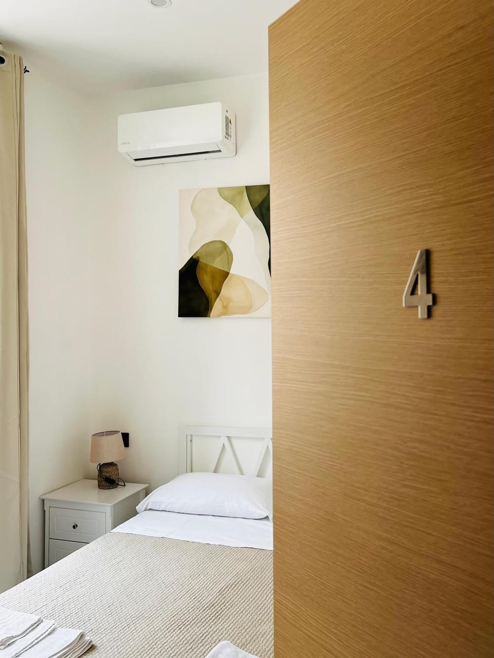 Bed, Photo of the whole room, air conditioner